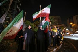 متظاهرون في إيران احتفاء بالضربات الجوية والصاروخية ضد إسرائيل (الفرنسية)