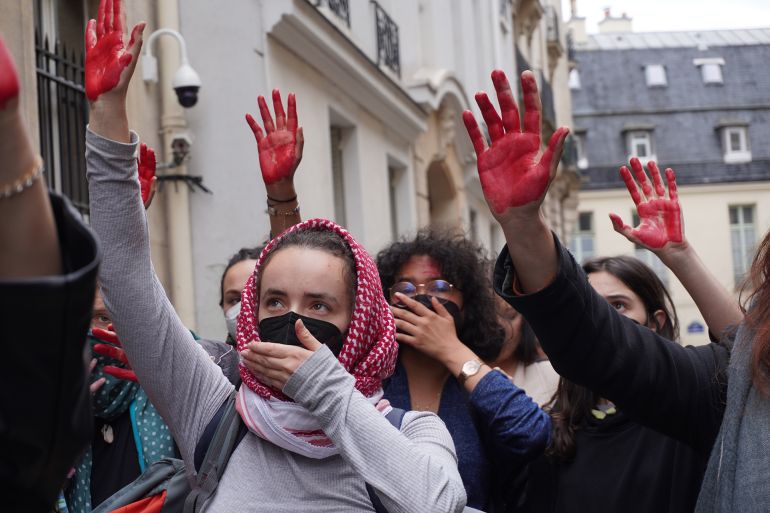 مشاهد مختلفة من الوقفة الاحتجاجية لطلاب جامعة العلوم السياسية في باريس