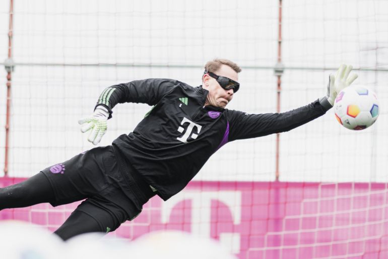 الحارس يرتمي على الكرة باسم نوير يتدرب بالنظارة السوداء Bayern & Germany تويتر