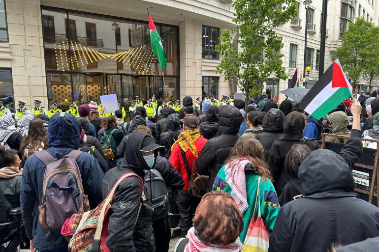 متظاهران في لندن (المصدر خاص الجزيرة )