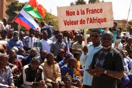 تجمع سابق في بوركينا فاسو مناهض للوجود الفرنسي (رويترز)
