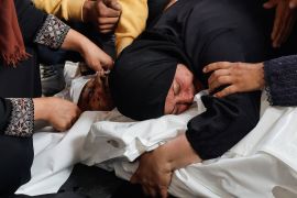 فلسطينية تبكي أحد شهداء القصف الإسرائيلي على رفح (رويترز)