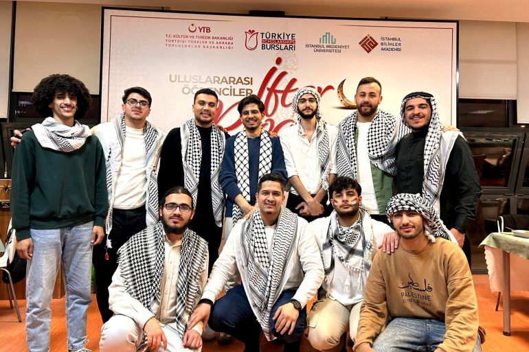 مجموعة من الطلبة الفلسطينيين في فعالية نظمتها جمعية اللطلاب الفلسطينيين في إسطنبول 1