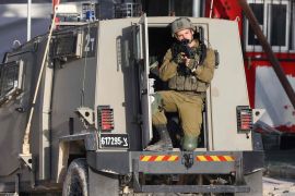 جندي بجيش الاحتلال خلال عمليات الجمعة بمخيم نور شمس في طولكرم (الفرنسية)