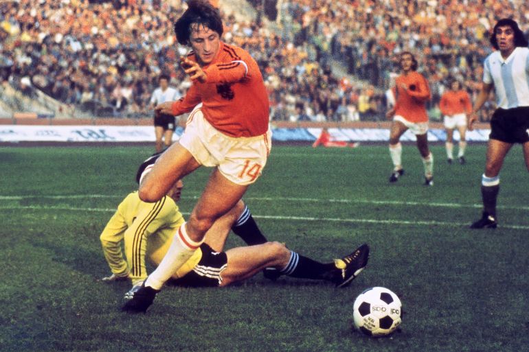 Dutch midfielder Johann Cruyff dribbles Dutch midfielder Johann Cruyff dribbles past Argentinian goalkeeper Daniel Carnevali on his way to scoring a goal during the World Cup quarterfinal soccer match between the Netherlands and Argentina on June, 26, 1974 in Gelsenkirchen. Cruyff scored two goals to help the Netherlands defeat Argentina 4-0. AFP PHOTO (Photo credit should read STF/AFP via Getty Images)