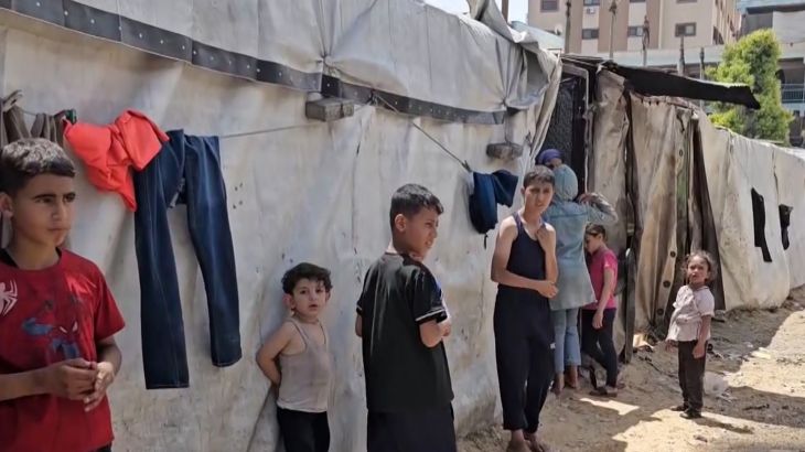 معاناة ساكني الخيام من النازحين نتيجة ارتفاع درجات الحرارة في غزة
