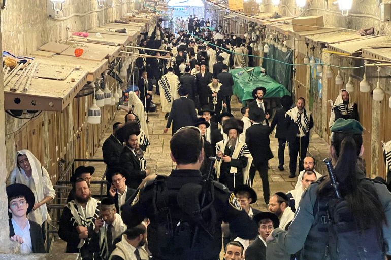 مستوطنون يؤدون صلوات في أسواق البلدة القديمة من القدس. ٢٦ أبريل ٢٠٢٤. خاص بالجزيرة نت