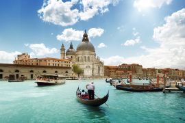مدينة البندقية الإيطالية تعد إحدى أكثر المدن استقطابا للسياح في العالم (شترستوك)