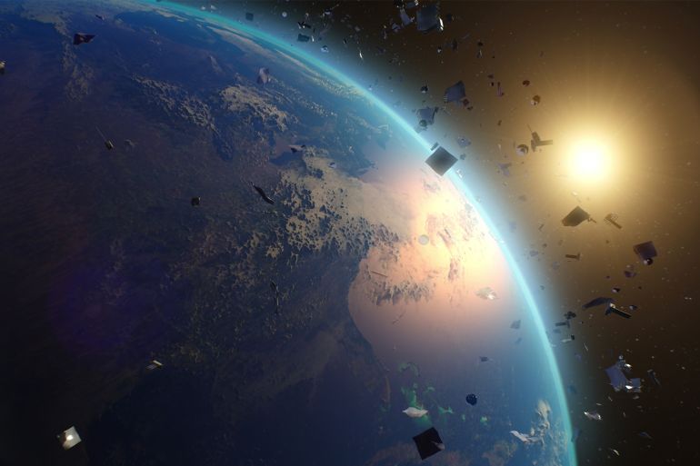وفقا لوكالة الفضاء الأوروبية بما يتعلّق بمخلفات الفضاء، ثمّة 36.500 قطعة أكبر من 10 سم، ومليون قطعة يتراوح حجمها بين 1 و10 سم، و130 مليون قطعة يتراوح حجمها بين 1 مم و1 سم (شترستوك) Space debris around planet Earth