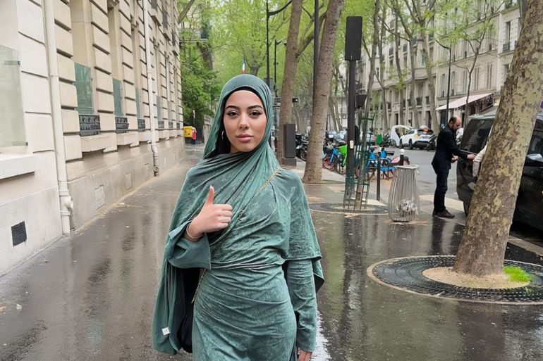 المؤثرة المغربية فاطمة السعيدي تشتكي للشرطة فرنسيا عنصريا بصق على حجابها