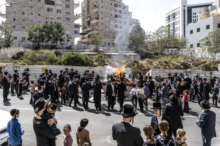 JERUSALEM - APRIL 22: Jewish people lit fires and cut off bread and other foodstuffs made from yeast dough hours before the start of the Jewish holiday of Passover, in the Jewish neighborhoods of Jerusalem, on April 22, 2024. ( Mostafa Alkharouf - Anadolu Agency )