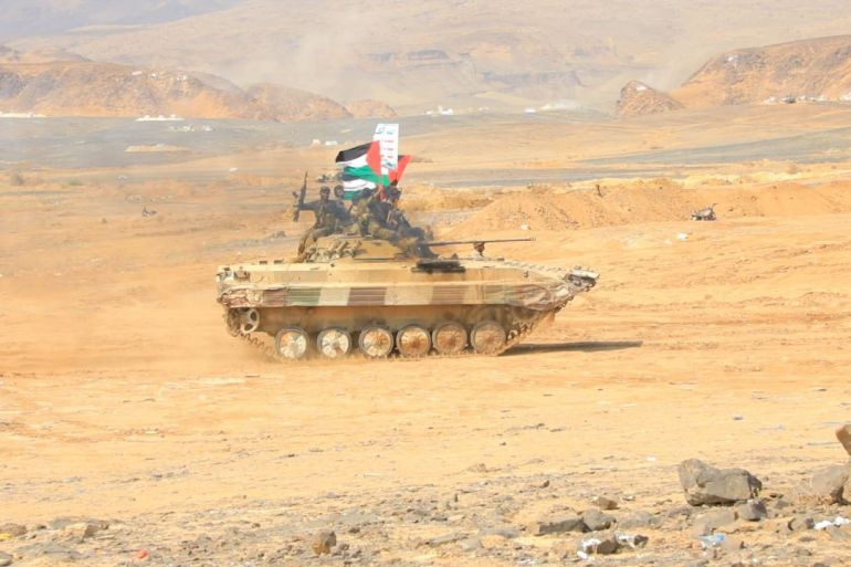 دبابة يمنية للحوثيين ترفع علم فلسطين خلال مناورات دعم غزة5