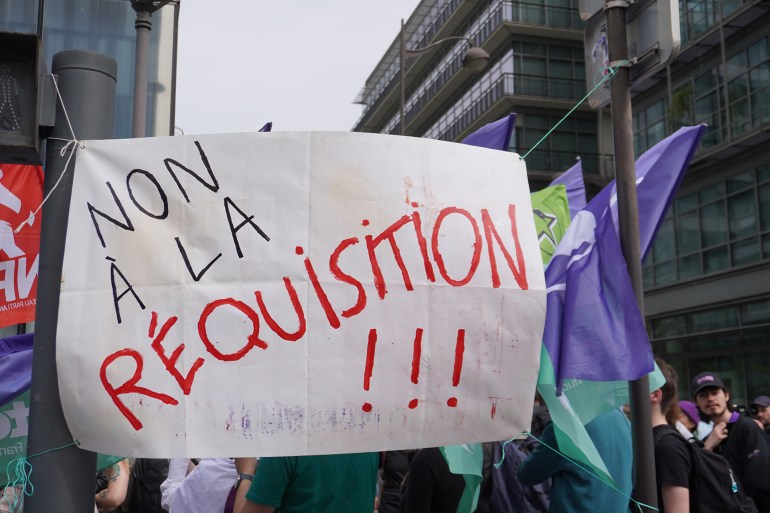 "لن نغادر".. طلاب يتظاهرون ضد قرار الطرد خلال أولمبياد باريس أمام وزارة الرياضة "