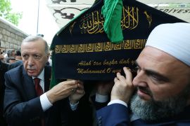 الرئيس التركي رجب طيب أردوغان شارك في جنازة حسن كيليتش هوجا أفندي شيخ جماعة إسماعيل آغا (الأناضول)