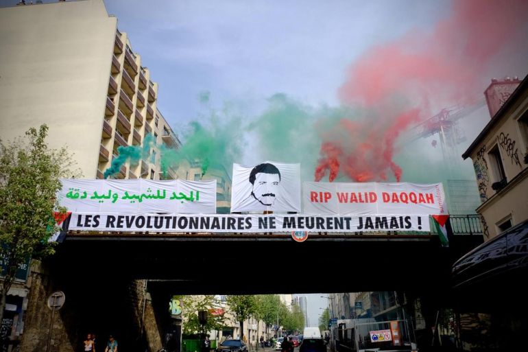 لافتة بطول يزيد عن 18 مترا وسط حي في العاصمة الفرنسية، باريس، للإشادة بكفاح ونضال الأسير الفلسطيني وليد دقة وتكريم ذكرى استشهاده