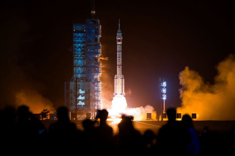 صاروخ لونغ مارش -2إف الذي إنطلق برواد الفضاء نحو محطة الفضاء الدولية في 25 أبريل/نيسان 2024 (رويترز)