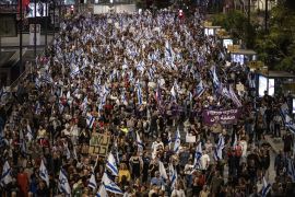 الآلاف من أهالي المحتجزين الإسرائيليين في غزة يتظاهرون منذ عدة أشهر لمطالبة الحكومة الإسرائيلية بعقد صفقة تبادل مع حركة حماس (الأناضول)