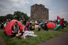 طلاب نصبوا مخيما أمام جامعة المكسيك الوطنية المستقلة (الأناضول)
