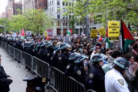 الشرطة الأميركية أمام متظاهرين مؤيدين للفلسطينيين في جامعة نيويورك يوم 3 مايو/أيار الجاري خارج مبنى الجامعة (الأناضول)