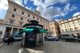 كشك الصحف الموجود أمام قصر كيجي الحكومي في روما اعتبر أحد أشهر الأكشاك في البلاد قبل أن يتم بيعه قبل بضعة أشهر (الألمانية)